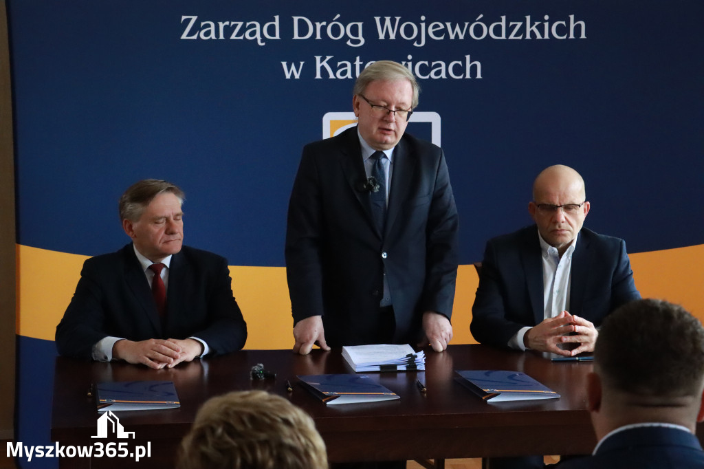 Fotorelacja: Podpisanie umowy w Koziegłowach na przebudowę drogi DW 789