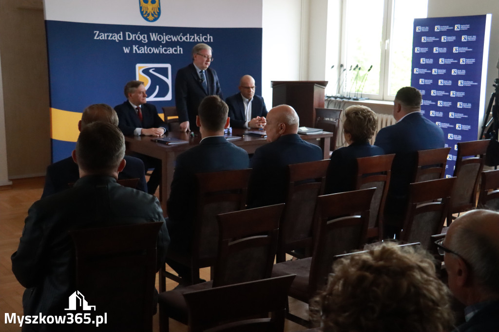 Fotorelacja: Podpisanie umowy w Koziegłowach na przebudowę drogi DW 789