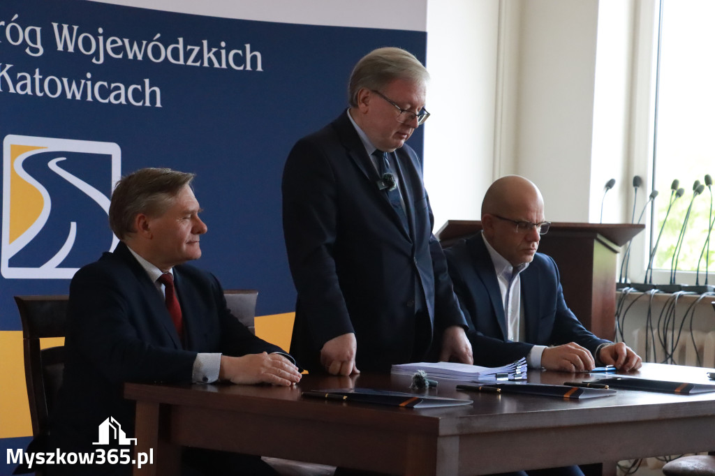 Fotorelacja: Podpisanie umowy w Koziegłowach na przebudowę drogi DW 789