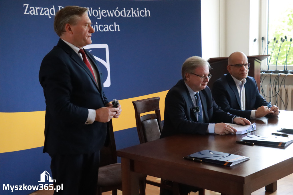 Fotorelacja: Podpisanie umowy w Koziegłowach na przebudowę drogi DW 789