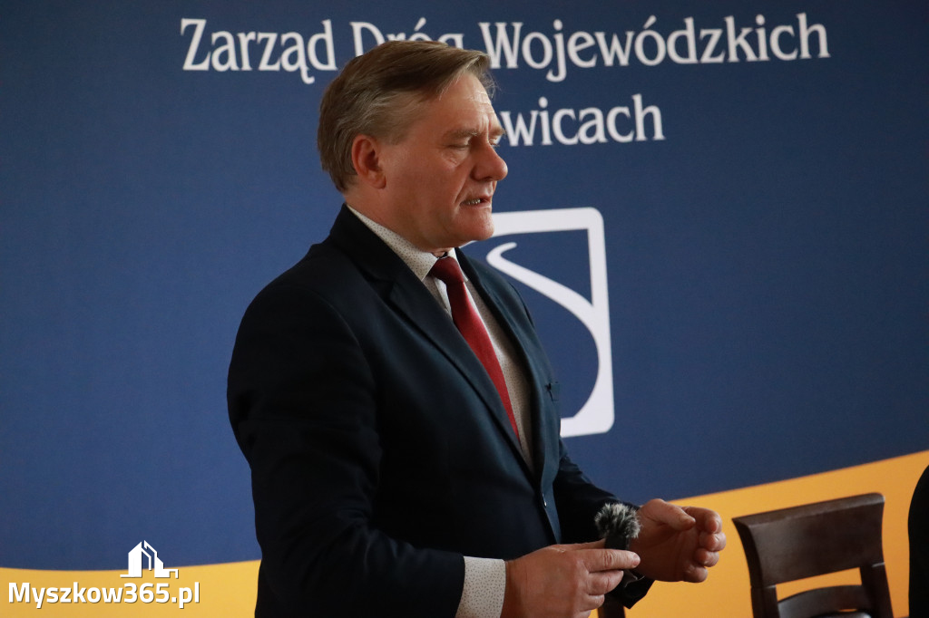 Fotorelacja: Podpisanie umowy w Koziegłowach na przebudowę drogi DW 789