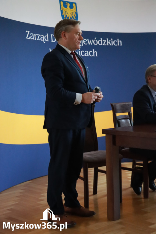 Fotorelacja: Podpisanie umowy w Koziegłowach na przebudowę drogi DW 789