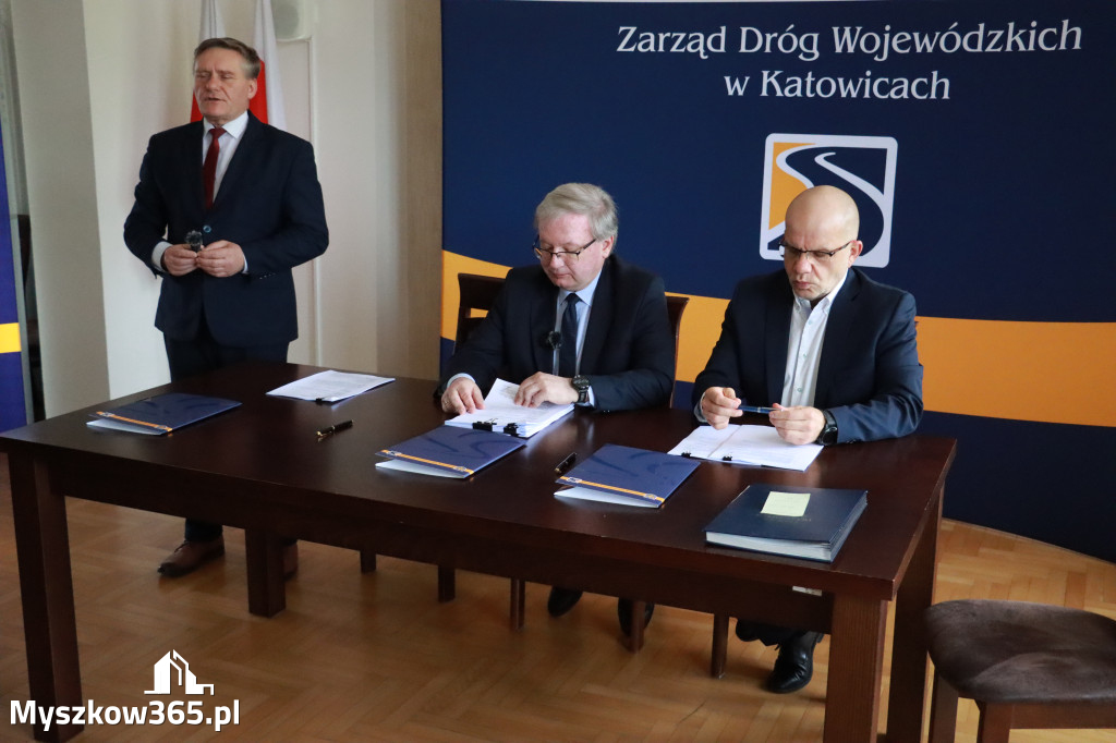Fotorelacja: Podpisanie umowy w Koziegłowach na przebudowę drogi DW 789