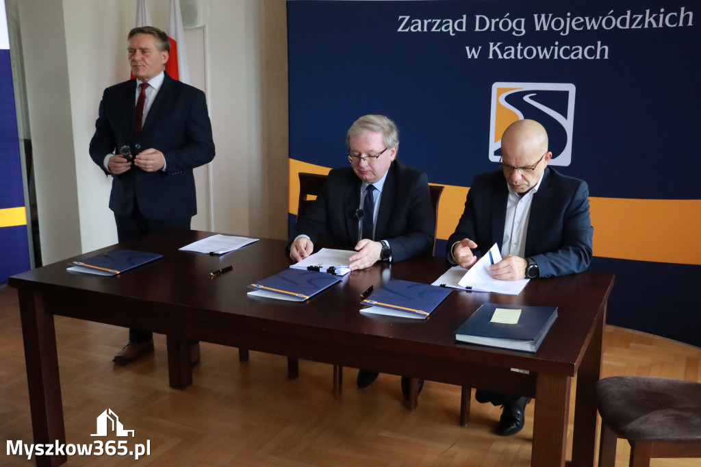 Fotorelacja: Podpisanie umowy w Koziegłowach na przebudowę drogi DW 789