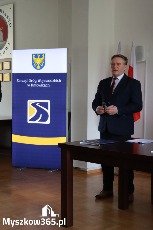 Fotorelacja: Podpisanie umowy w Koziegłowach na przebudowę drogi DW 789