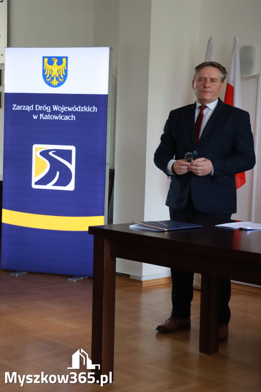 Fotorelacja: Podpisanie umowy w Koziegłowach na przebudowę drogi DW 789