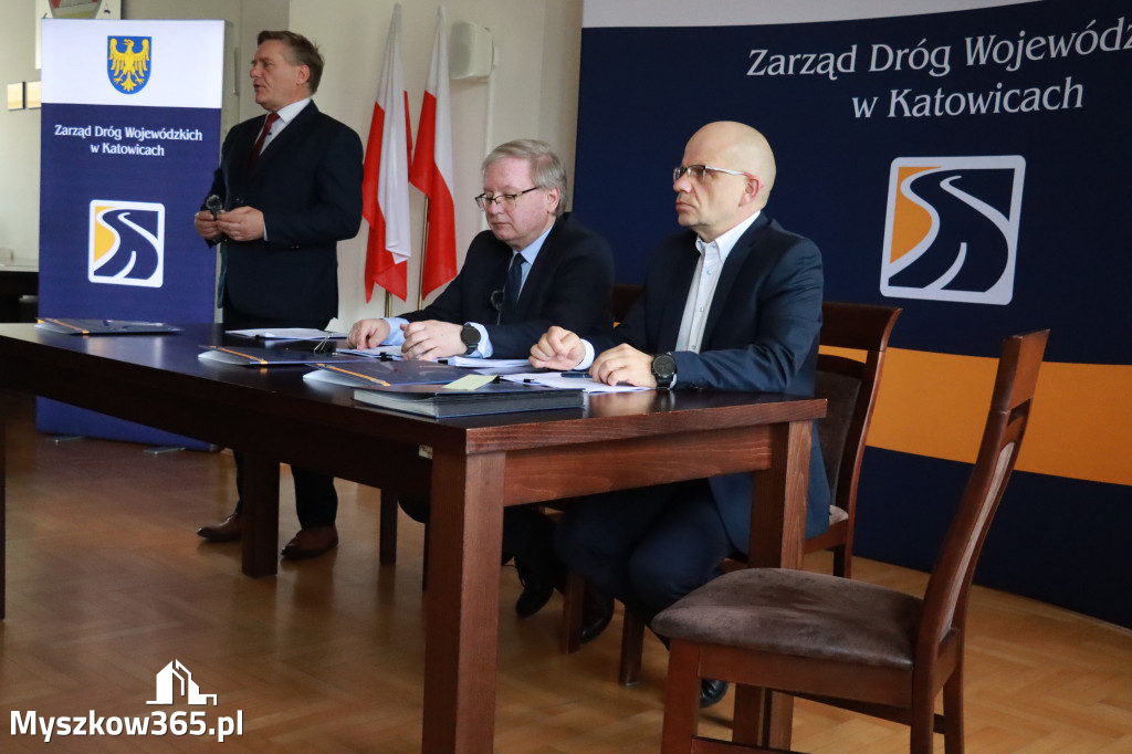 Fotorelacja: Podpisanie umowy w Koziegłowach na przebudowę drogi DW 789