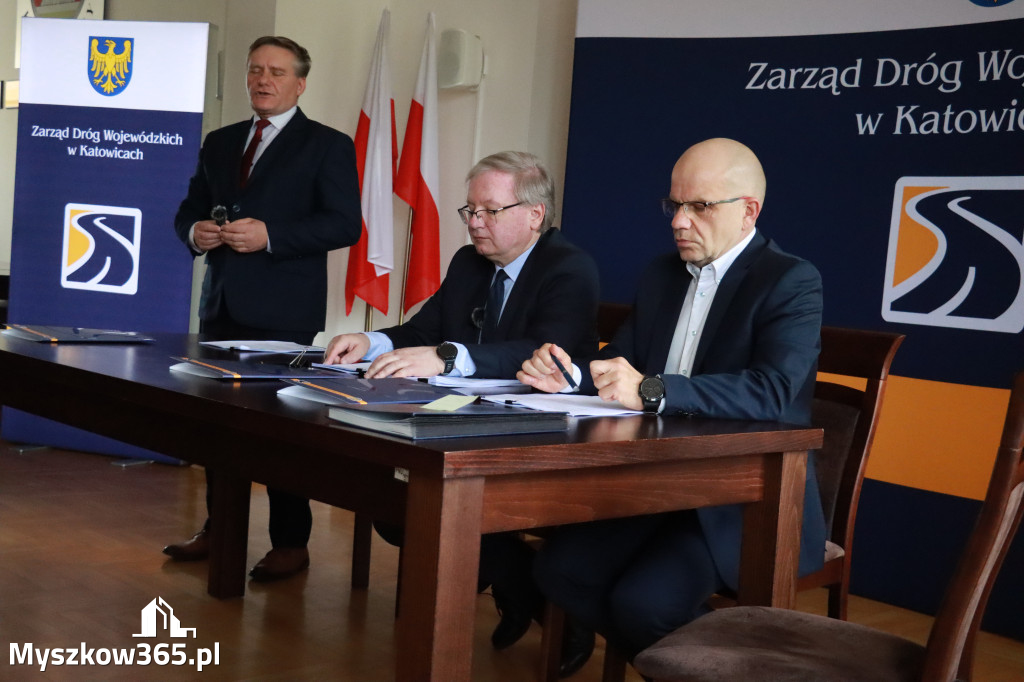 Fotorelacja: Podpisanie umowy w Koziegłowach na przebudowę drogi DW 789