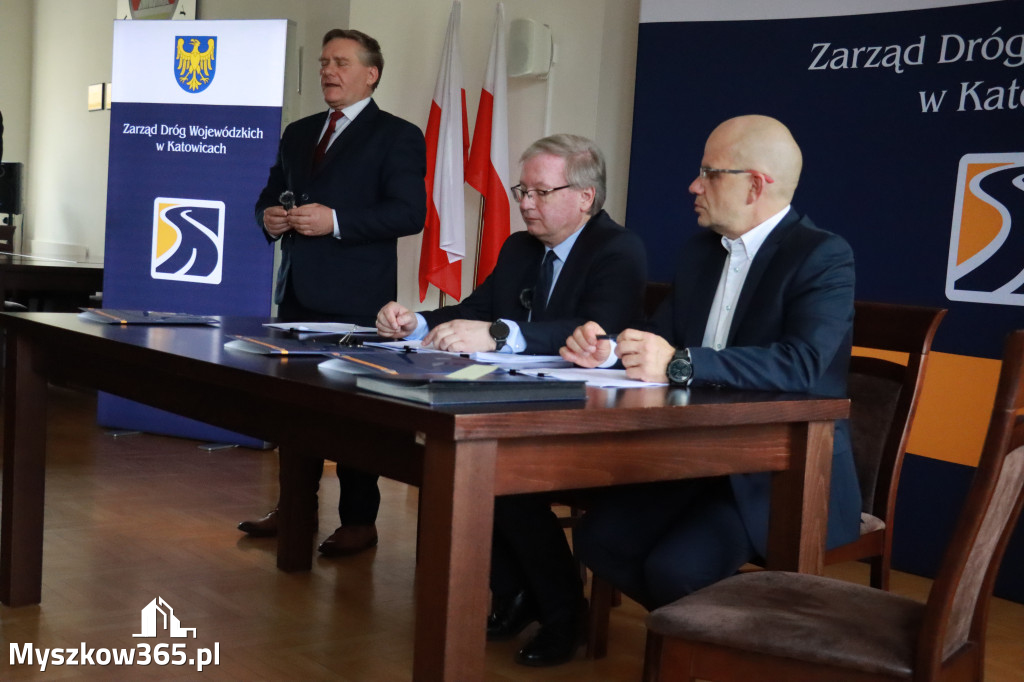 Fotorelacja: Podpisanie umowy w Koziegłowach na przebudowę drogi DW 789
