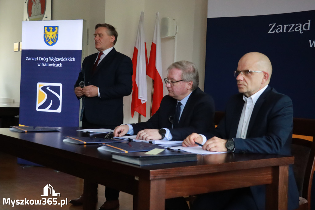 Fotorelacja: Podpisanie umowy w Koziegłowach na przebudowę drogi DW 789