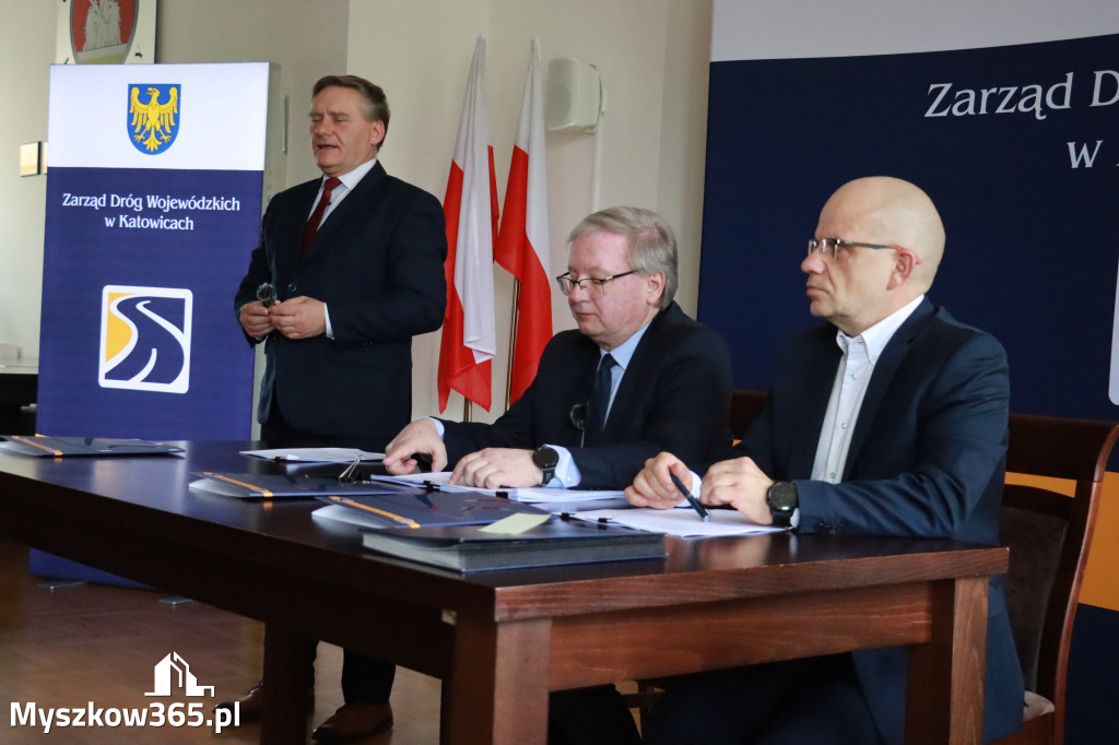 Fotorelacja: Podpisanie umowy w Koziegłowach na przebudowę drogi DW 789