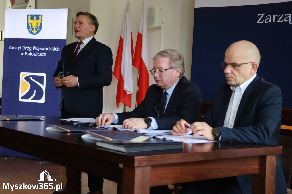 Fotorelacja: Podpisanie umowy w Koziegłowach na przebudowę drogi DW 789