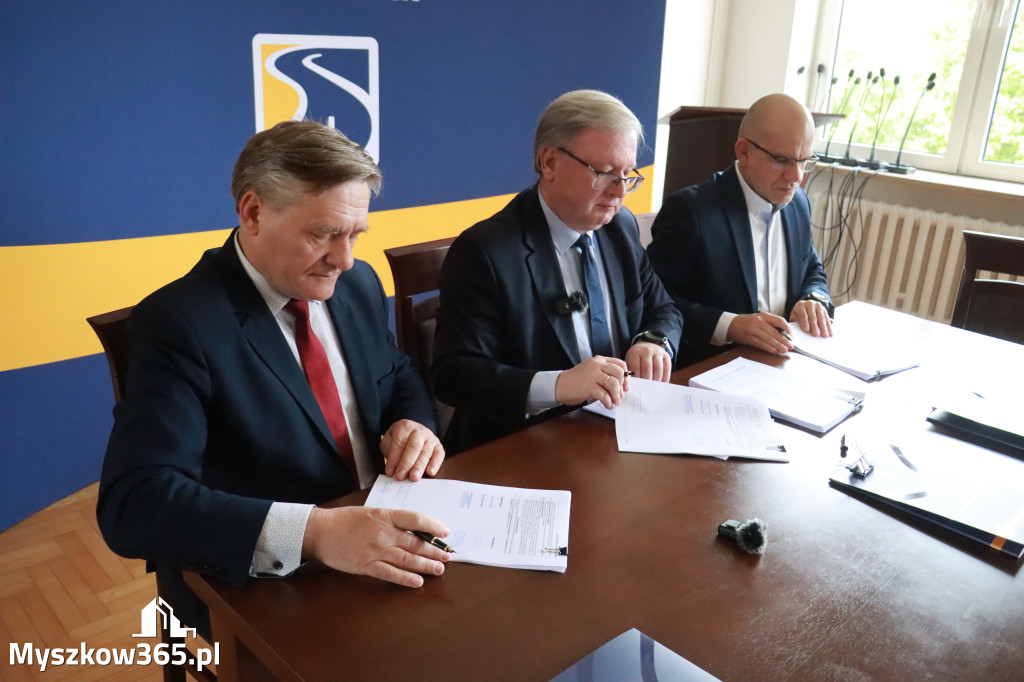 Fotorelacja: Podpisanie umowy w Koziegłowach na przebudowę drogi DW 789