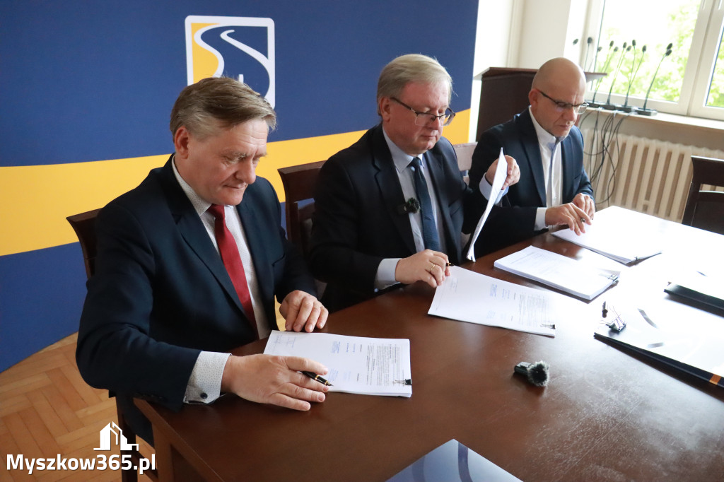 Fotorelacja: Podpisanie umowy w Koziegłowach na przebudowę drogi DW 789