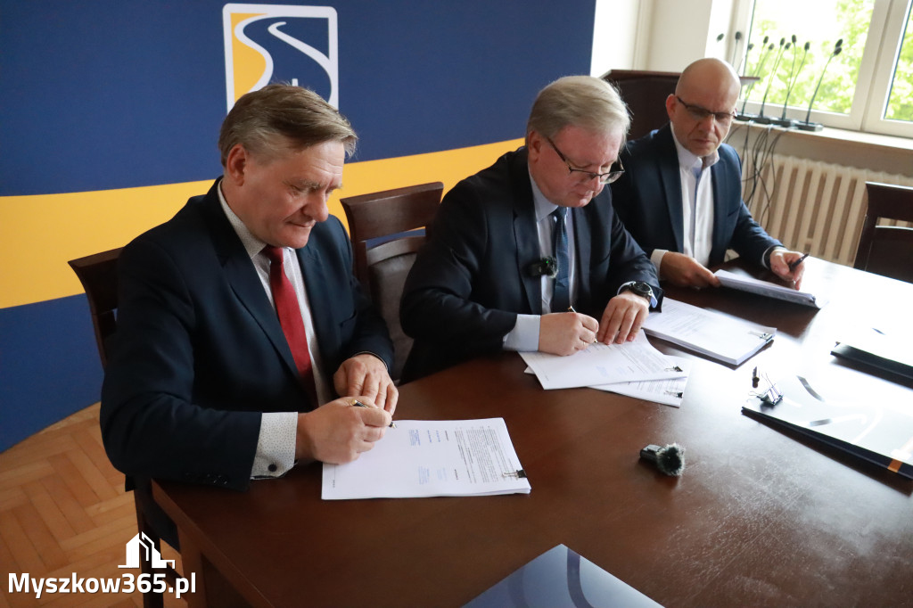Fotorelacja: Podpisanie umowy w Koziegłowach na przebudowę drogi DW 789