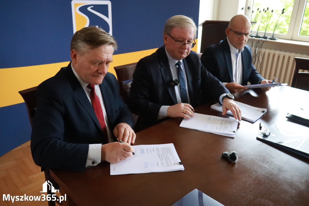 Fotorelacja: Podpisanie umowy w Koziegłowach na przebudowę drogi DW 789