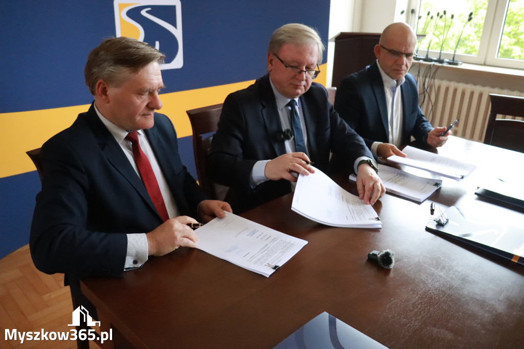 Fotorelacja: Podpisanie umowy w Koziegłowach na przebudowę drogi DW 789