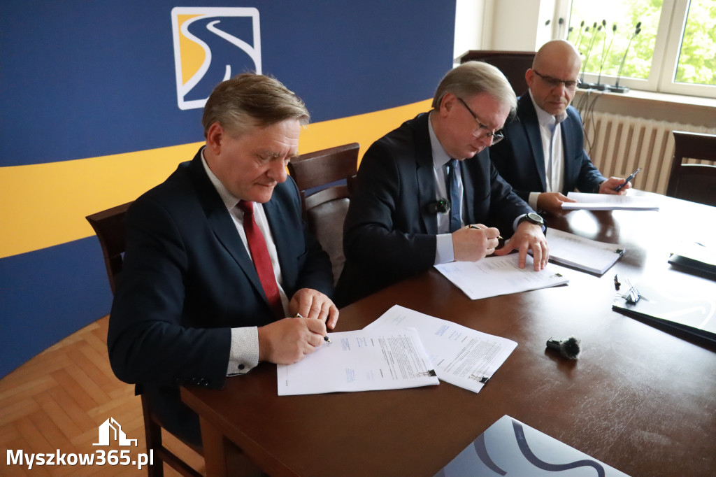 Fotorelacja: Podpisanie umowy w Koziegłowach na przebudowę drogi DW 789