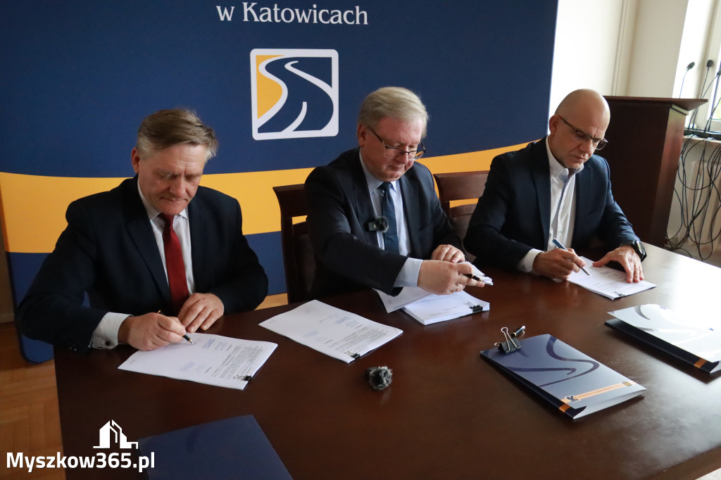 Fotorelacja: Podpisanie umowy w Koziegłowach na przebudowę drogi DW 789