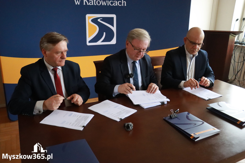 Fotorelacja: Podpisanie umowy w Koziegłowach na przebudowę drogi DW 789