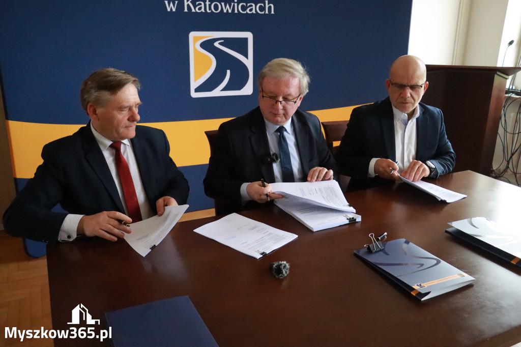 Fotorelacja: Podpisanie umowy w Koziegłowach na przebudowę drogi DW 789