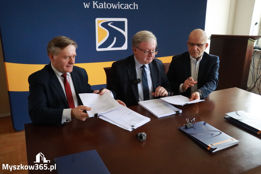 Fotorelacja: Podpisanie umowy w Koziegłowach na przebudowę drogi DW 789