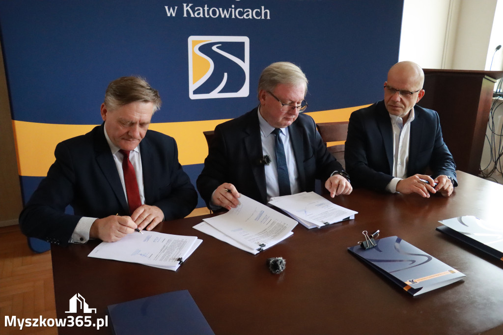 Fotorelacja: Podpisanie umowy w Koziegłowach na przebudowę drogi DW 789