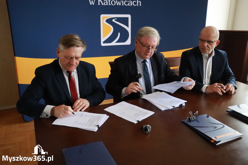 Fotorelacja: Podpisanie umowy w Koziegłowach na przebudowę drogi DW 789