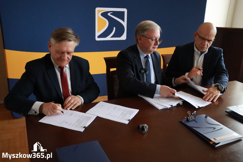 Fotorelacja: Podpisanie umowy w Koziegłowach na przebudowę drogi DW 789