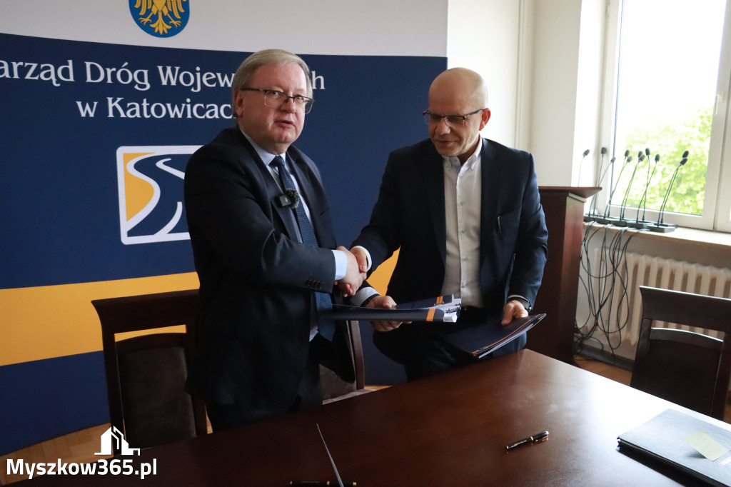 Fotorelacja: Podpisanie umowy w Koziegłowach na przebudowę drogi DW 789