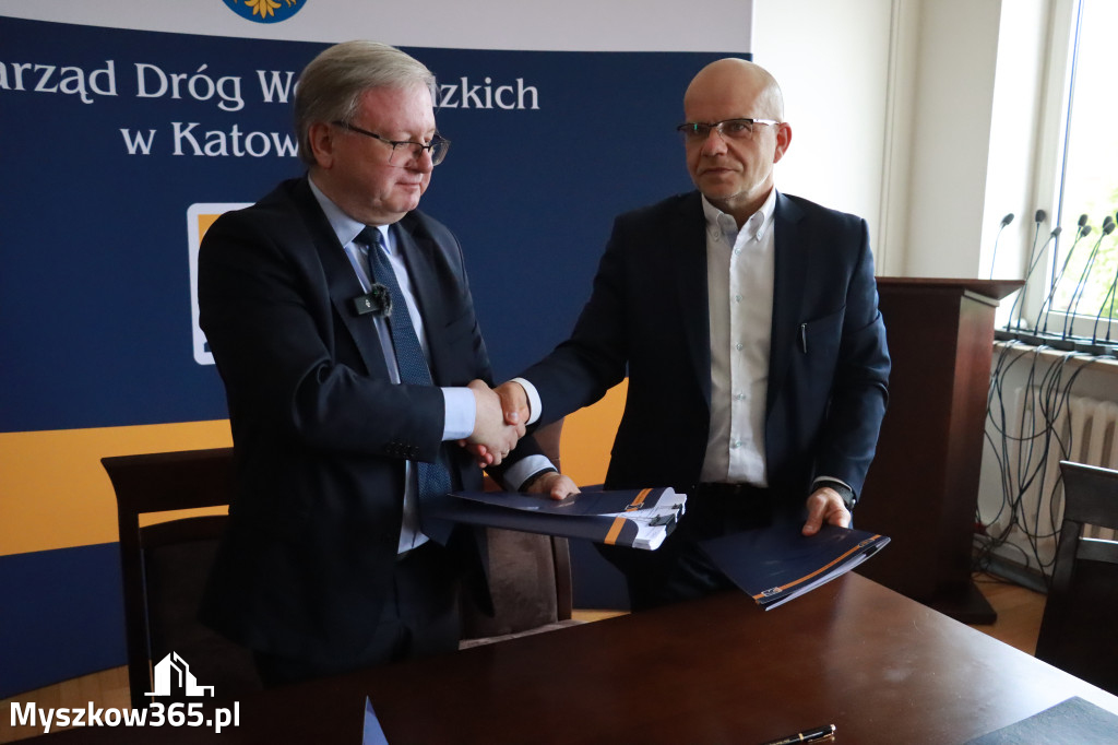 Fotorelacja: Podpisanie umowy w Koziegłowach na przebudowę drogi DW 789