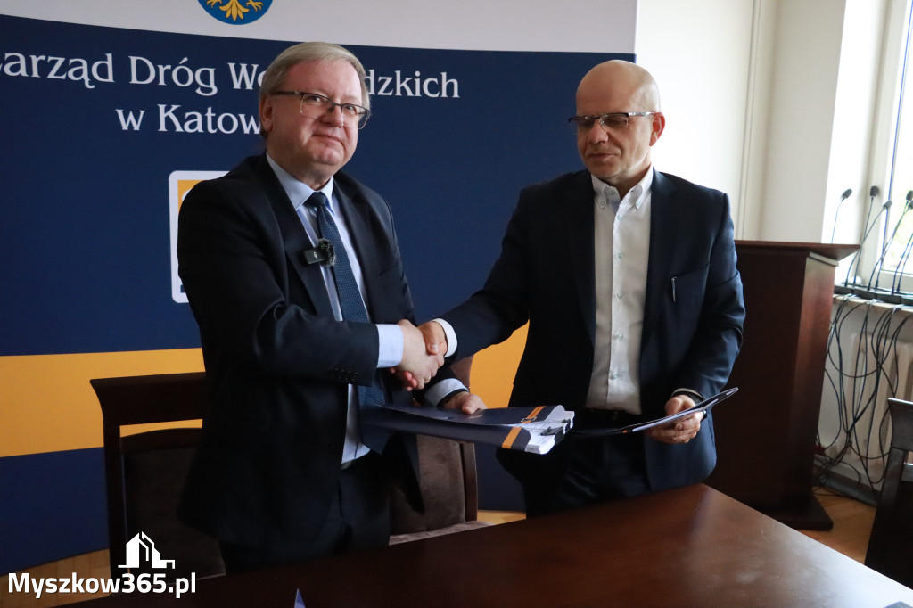 Fotorelacja: Podpisanie umowy w Koziegłowach na przebudowę drogi DW 789