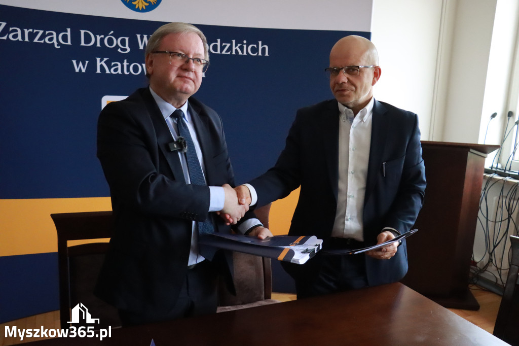Fotorelacja: Podpisanie umowy w Koziegłowach na przebudowę drogi DW 789