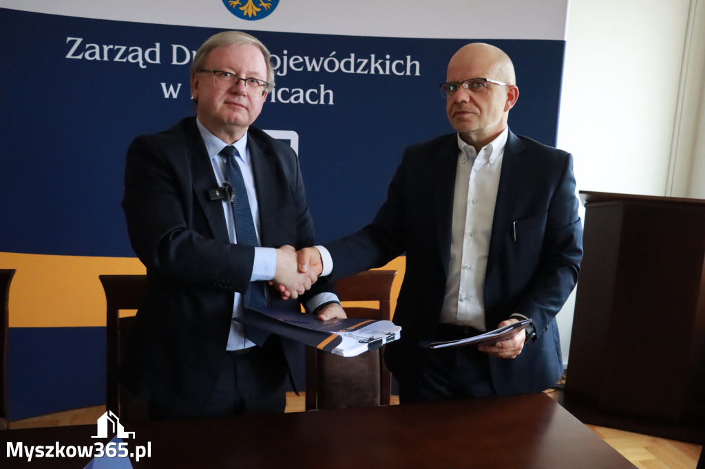 Fotorelacja: Podpisanie umowy w Koziegłowach na przebudowę drogi DW 789