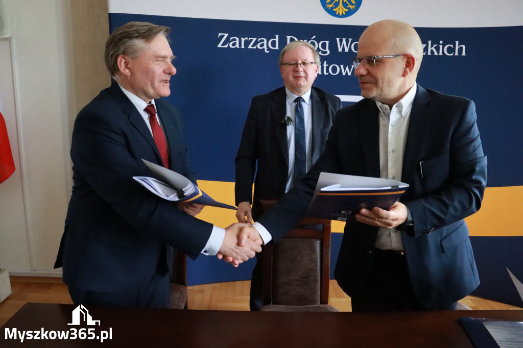 Fotorelacja: Podpisanie umowy w Koziegłowach na przebudowę drogi DW 789