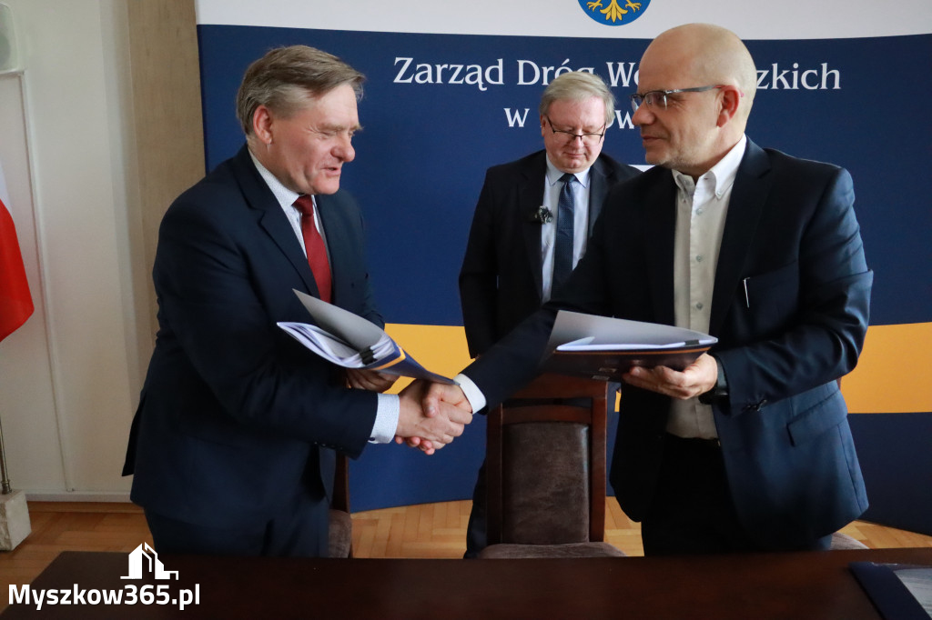 Fotorelacja: Podpisanie umowy w Koziegłowach na przebudowę drogi DW 789