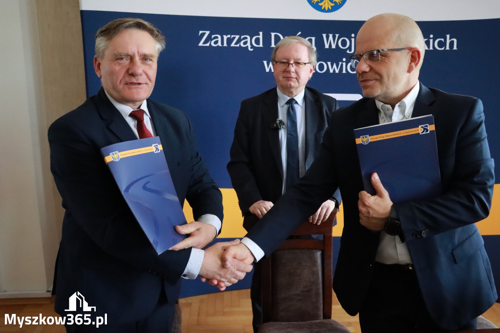 Fotorelacja: Podpisanie umowy w Koziegłowach na przebudowę drogi DW 789
