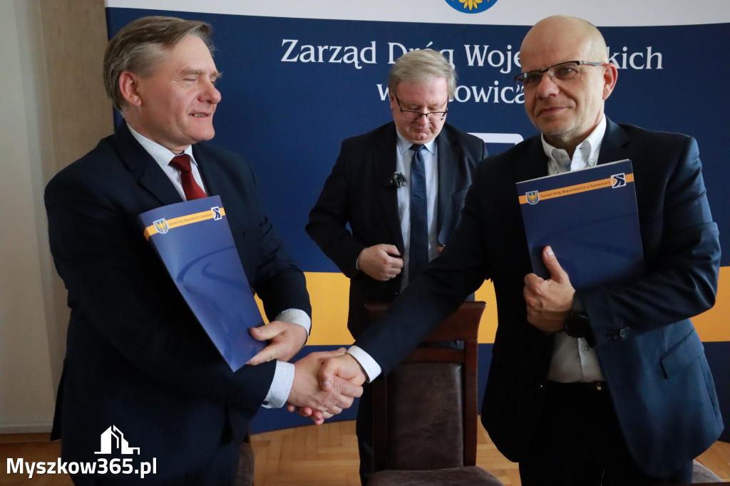 Fotorelacja: Podpisanie umowy w Koziegłowach na przebudowę drogi DW 789