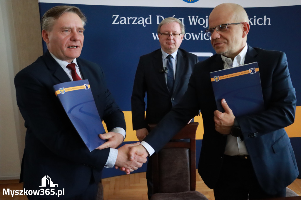 Fotorelacja: Podpisanie umowy w Koziegłowach na przebudowę drogi DW 789