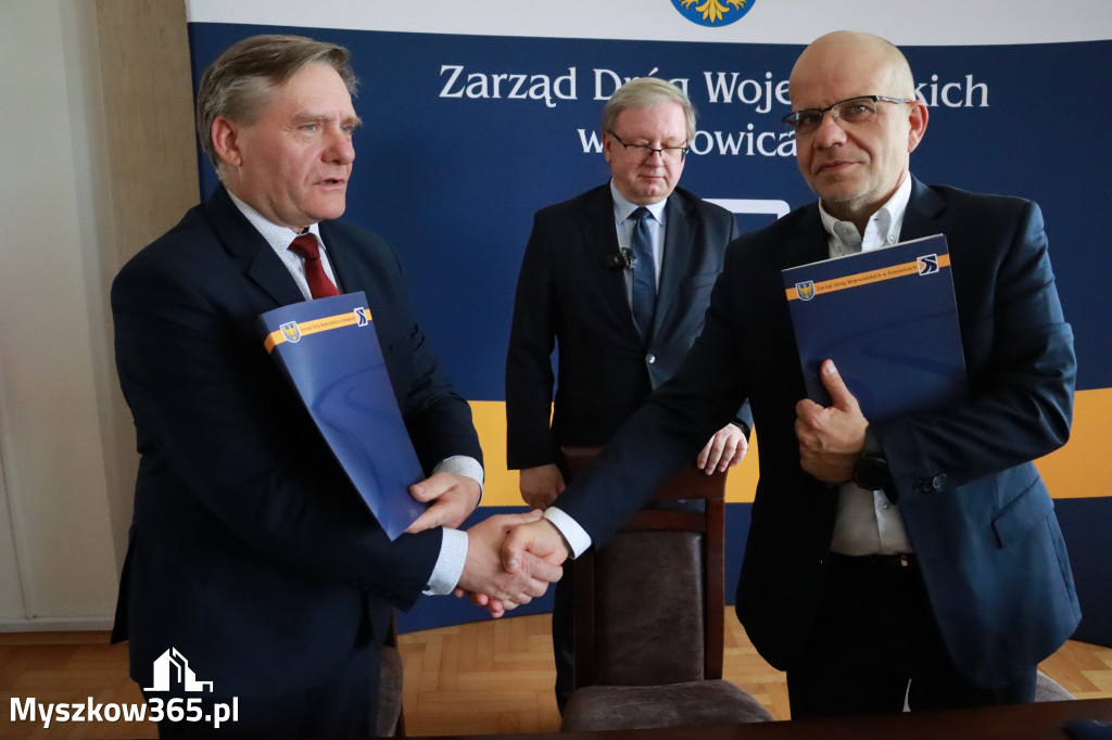 Fotorelacja: Podpisanie umowy w Koziegłowach na przebudowę drogi DW 789
