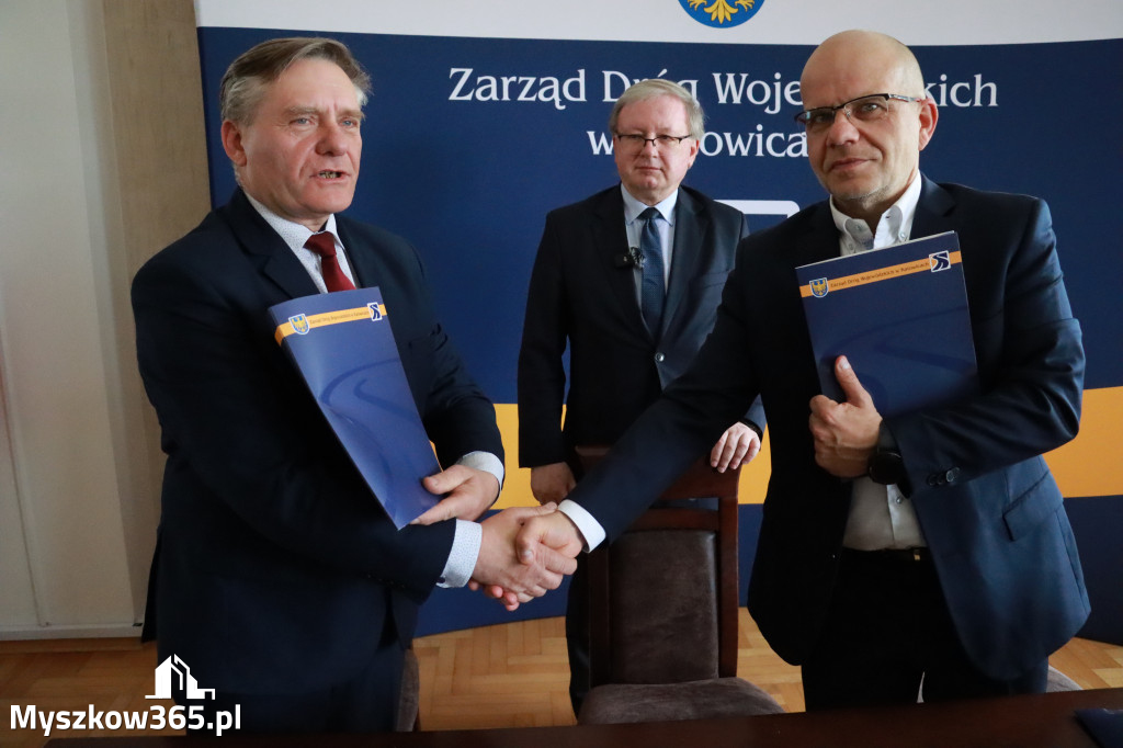 Fotorelacja: Podpisanie umowy w Koziegłowach na przebudowę drogi DW 789