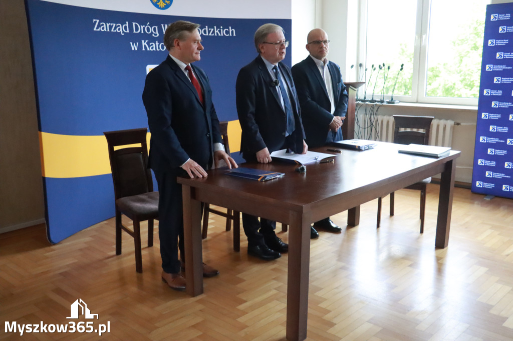 Fotorelacja: Podpisanie umowy w Koziegłowach na przebudowę drogi DW 789