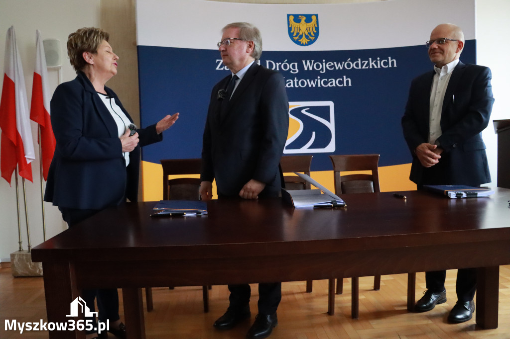 Fotorelacja: Podpisanie umowy w Koziegłowach na przebudowę drogi DW 789