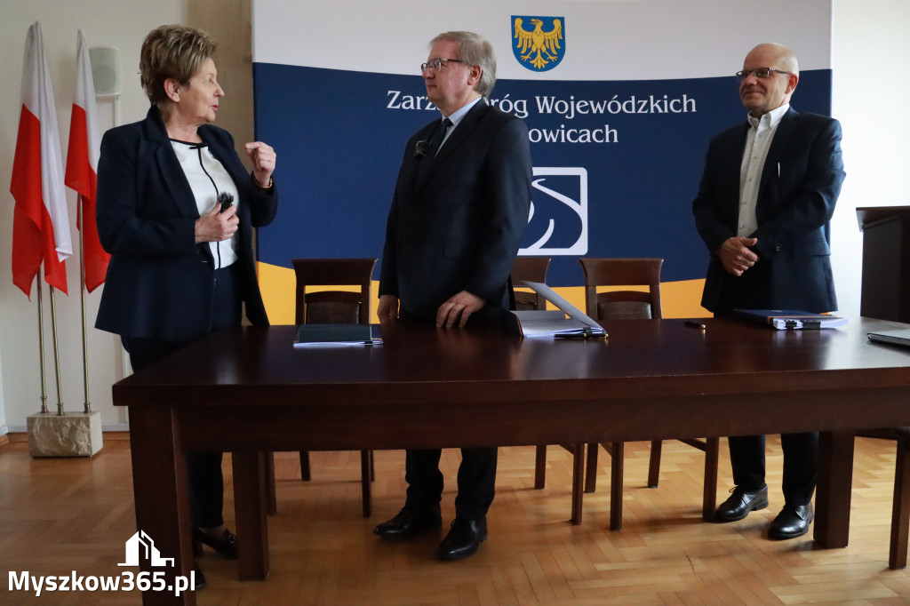 Fotorelacja: Podpisanie umowy w Koziegłowach na przebudowę drogi DW 789