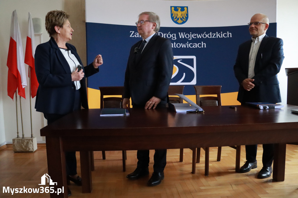 Fotorelacja: Podpisanie umowy w Koziegłowach na przebudowę drogi DW 789