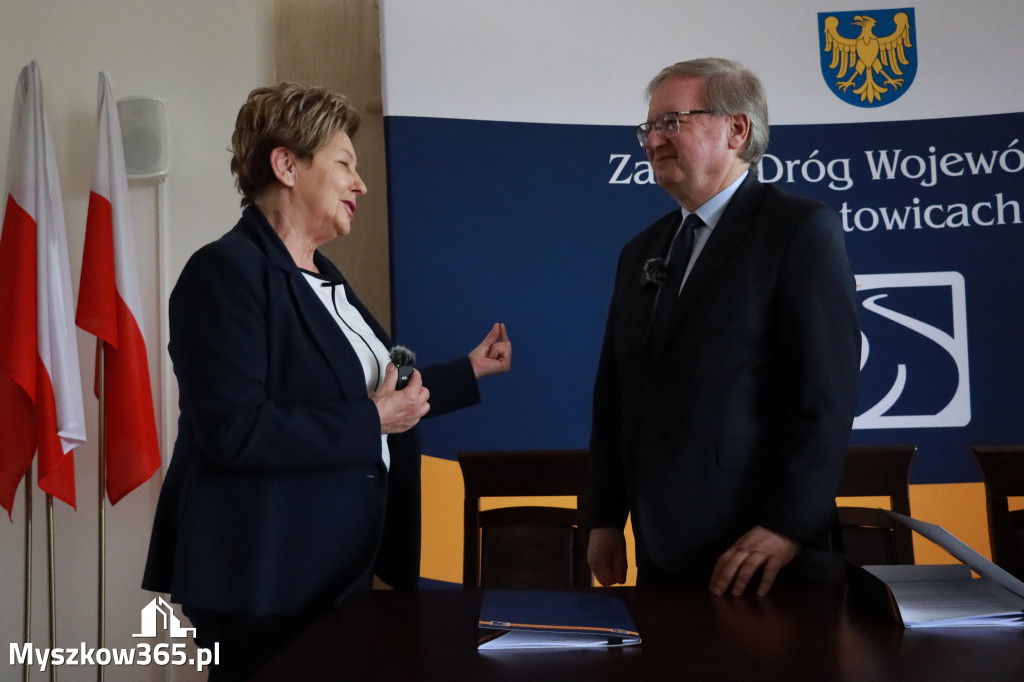 Fotorelacja: Podpisanie umowy w Koziegłowach na przebudowę drogi DW 789
