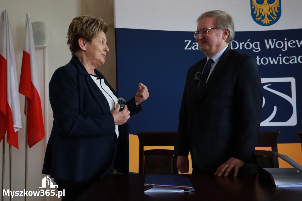 Fotorelacja: Podpisanie umowy w Koziegłowach na przebudowę drogi DW 789