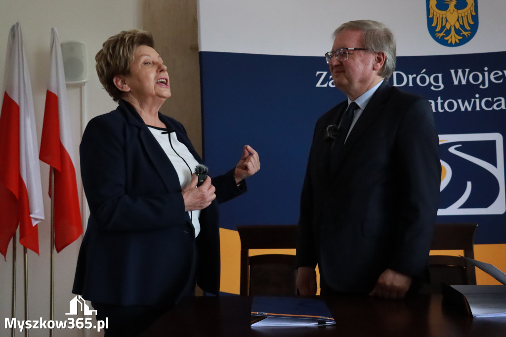 Fotorelacja: Podpisanie umowy w Koziegłowach na przebudowę drogi DW 789