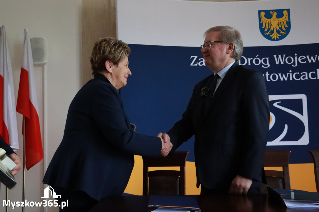 Fotorelacja: Podpisanie umowy w Koziegłowach na przebudowę drogi DW 789