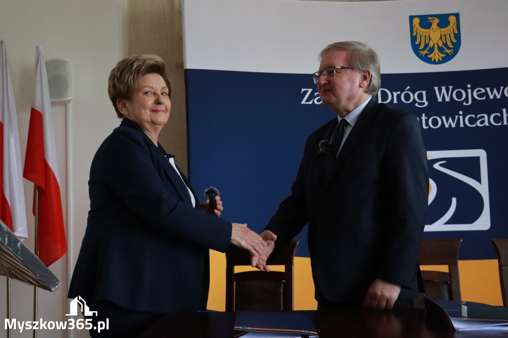Fotorelacja: Podpisanie umowy w Koziegłowach na przebudowę drogi DW 789